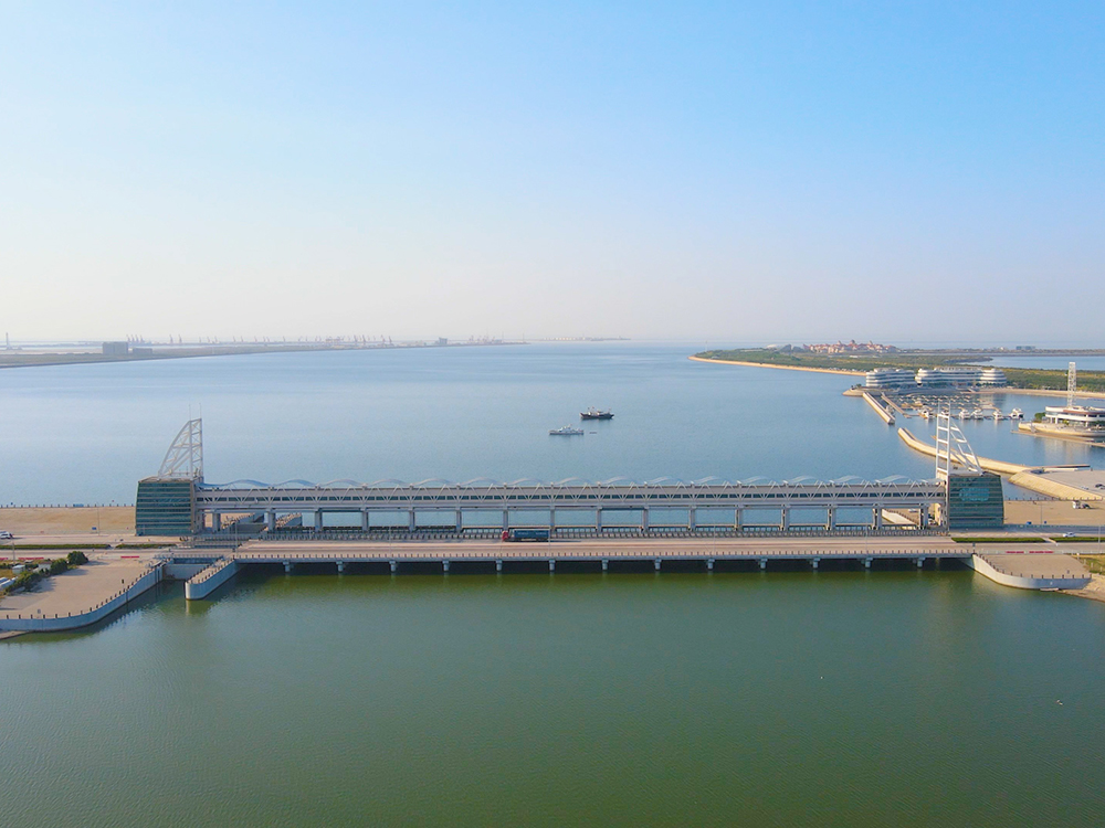濰坊白浪河防潮閘：建于入海口粉沙質(zhì)海岸潮下帶，與船閘共用邊墩，
